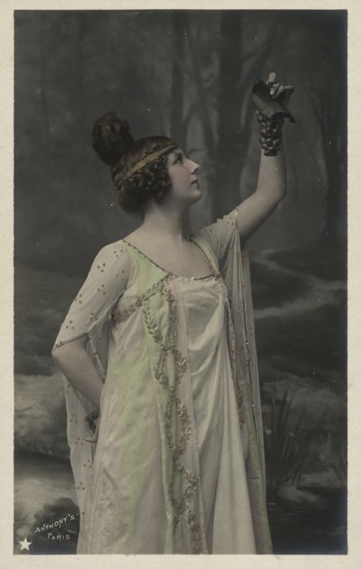 Kvinne med drueklase av French Photographer