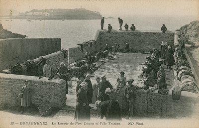 Kvinner vasker klesvask i havnen på Louen. Postkort sendt i 1913. av French Photographer