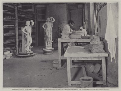 Verksted for å lage beholdere for porselensbiter som skal oppbevares i under brenning på Sevres porselensfabrikk, Frankrike (s/hv-bilde) av French Photographer