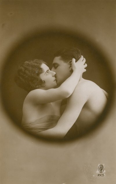Ung mann og kvinne kysser sett gjennom et kikkhull. Postkort sendt i 1913. av French Photographer