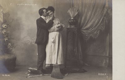 Ung mann kysser hushjelpen av French Photographer
