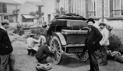 den franske industrimannen Edouard Michelin (1859-1940, fra front til front) utstyrt med dekk en av de første bilene av French Photographer