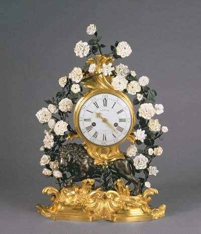 En Louis XV-klokke, Vincennes/Mennecy, ca. 1750 (porselen, ormolu og bronse) av French School