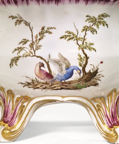 En Vincennes sirkulær terrin med to håndtak, lokk og stativ, ca. 1750 (porselen) av French School