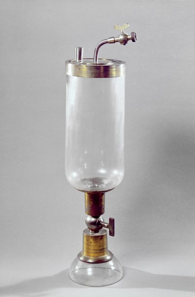 Apparat for å studere gass, designet av Antoine Laurent de Lavoisier (1743-94) (metall og glass) av French School