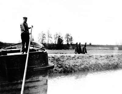 Lekter blir slept på en kanal av tre kvinner, ca. 1900 av French School