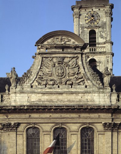 Barokkarkitektur: fasade på Hotel de Ville (1717 - 1721) av Heroguelle. Fronton som viser byens våpen "" Ørnenebb og spiker""" omgitt av to statuer som symboliserer rettferdighet og kraft. Aire sur la liys (Aire-sur-la-Lys), Pas de Calais (Pas-d) av French School
