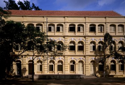 Kolonialarkitektur i Vietnam: Detalj av Puginier-skolen, kristen skole grunnlagt av Monsignor Puginier, bygget i 1898, arkitektur i militærstil. av French School