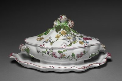 Dekket sauseterrin med festet stativ, produsent Veuve Perrin Factory, ca. 1765 av French School