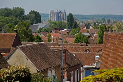 Viser en utsikt over Beauvais-katedralen sett langveisfra av French School
