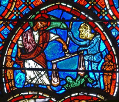 Detalj fra et vindu som viser den siste dommen: St. Michael veier sjeler av French School