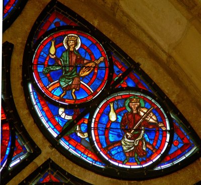 Detalj fra det østlige rosevinduet som viser to eldste fra apokalypsen av French School