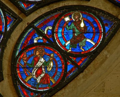 Detalj fra det østlige rosevinduet som viser to eldste fra apokalypsen av French School