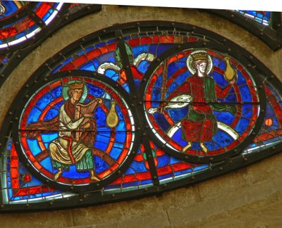 Detalj fra det østlige rosevinduet som viser to eldste fra apokalypsen av French School