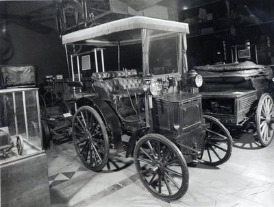 Tidlig Peugeot-bil, ca. 1898 av French School