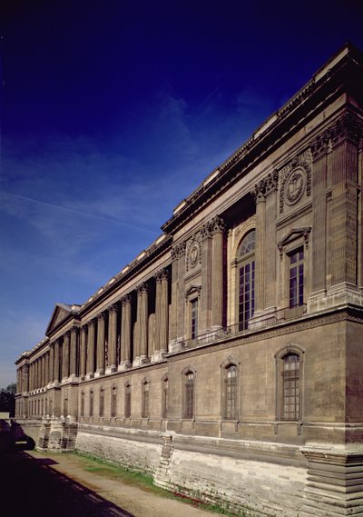 Østfasade, hovedinngang og søylegang designet av Claude Perrault (1613-88) og andre, startet 1678, fullført av Jacques Germain Soufflot (1713-80) 1774 av French School