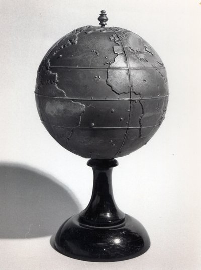 Pedagogisk globus for blinde (bronse) (s/hvitt-bilde) av French School