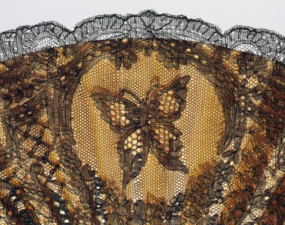 Brodert sommerfugl, detalj av halvsørgende håndvifte, klart silkeblad i chantilly blonder og perlemor ribber av French School