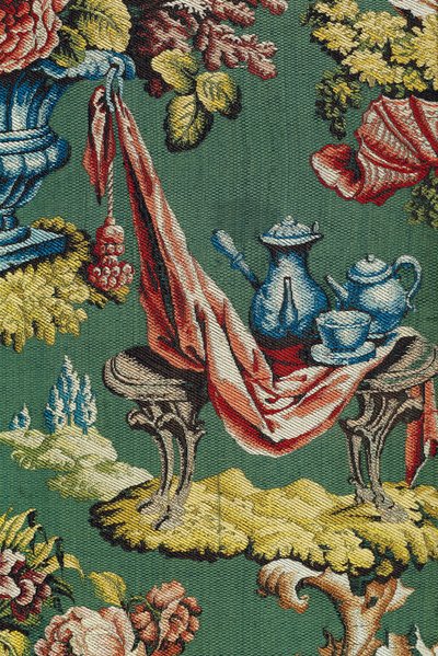 Stoff som viser en sjokoladekanne og en tekanne, Lyon Workshop, ca. 1730 (silke) av French School
