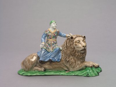 Figur sittende på en løve, ca. 1750 (myk-pasta porselen med emaljedekor) av French School