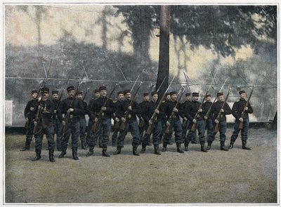 Brannmenn i Paris. Soldatskole. Ved ankomst til regimentet får unge soldater, kalt eller frivillig verving, militær infanteriopplæring. De er dermed godt kjent med alle kravene til militær disiplin og bedre forberedt på å motta av French School