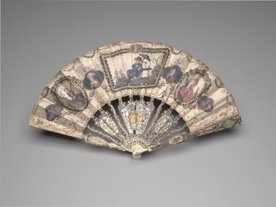 Sammenleggbar vifte med en kinoseriescene, portretter, pastorale figurer og stilleben, ca. 1780-tallet (elfenben, forgylling, perlemor, glass eller bergkrystall, og limperle (senere)) av French School