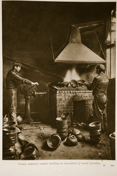 Franske ammunisjonsprodusenter som jobbet med nesestykker av lufttorpedoer, 1914-19 av French School