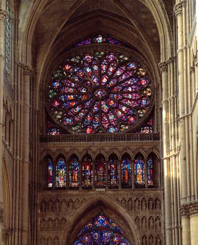 Gotisk arkitektur: utsikt over rosetten til Cathedrale Notre-Dame (Notre Dame) i Reims laget på 1200-tallet. Reims, Marne av French School
