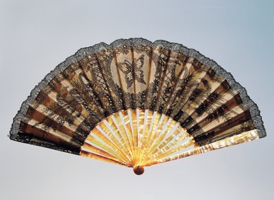 Halvsørgende håndvifte med brodert sommerfugl, klart silkeblad i chantilly blonder og perlemor ribber av French School