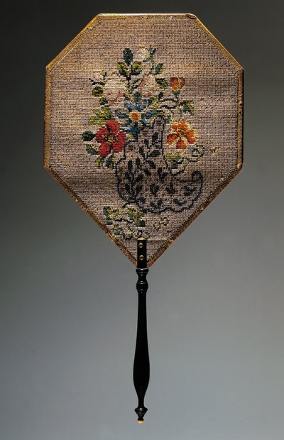 Håndvifte, satengdekket kort med perlebrodert blomstermotiv, trehåndtak, lengde 41,9 cm av French School