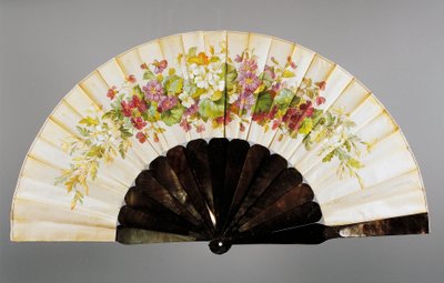 Håndvifte med blomstermotiver, malt silke og perlemor, laget av Felix Alexandre, Paris av French School