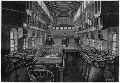 Inne i et mobilt postkontor i USA, med bord og mobile skap for sortering og klassifisering av gjenstander. Gravering i "" La Nature. Revue des sciences et de ses applications aux arts et à l