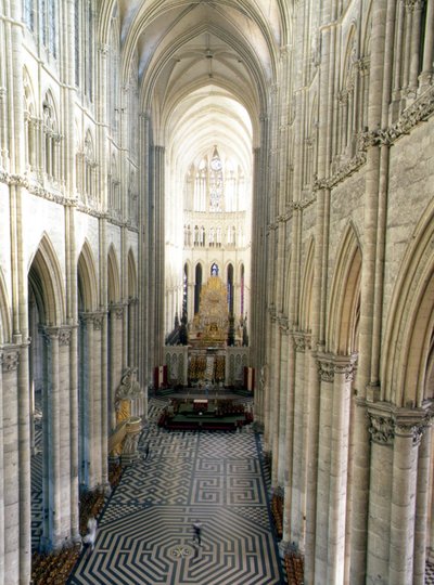 Interiør av katedralen i Amiens (sum 80) av French School