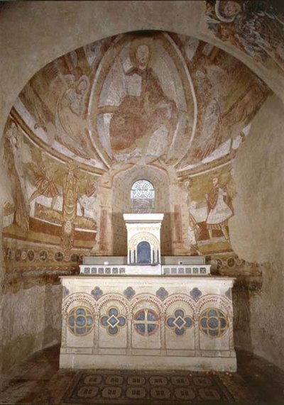 Innvendig visning av koret med Kristus i Majestet, korsfestelsen av Peter og andre scener (fresco) av French School