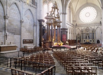 Innvendig utsikt over Cathedrale d'Angers (Maine et Loire) bygget mellom 1100- og 1400-tallet, og representerer den perfekte blandingen mellom romansk og gotisk stil. av French School