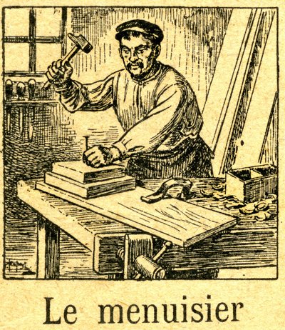 Snekker planter en spiss (spiker) med en hammer i en sammenstilling av brett på benken hans. Gravering av et pensum (lesebok) rundt 1920. av French School