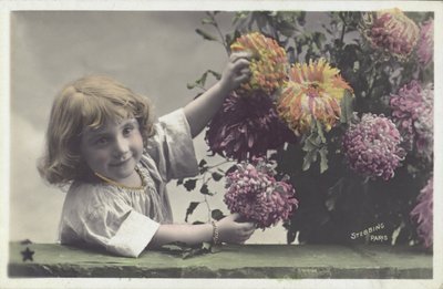 Liten jente med blomster (fargebilde) av French School