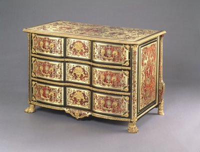 Louis XIV Boulle Commode, ca. 1700 (skilpaddeskall, messing og ormolu) (se også 220158) av French School