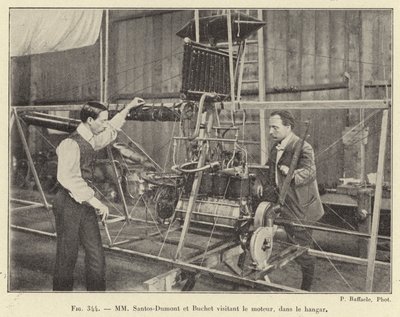 MM Santos-Dumont og Buchet besøker motoren, i hangaren (gravering) av French School