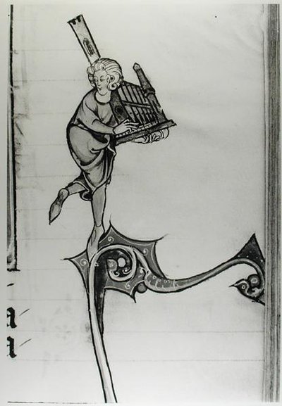 Fr 95 fol.273 Musiker som spiller et portativt orgel, fra lHistoire de Merlin, ca. 1280-90 av French School
