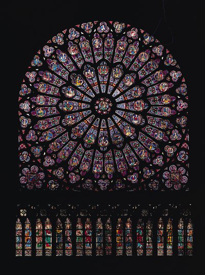 Det nordlige tverrarmsrosevinduet som viser Jomfruen og barnet i sentrum omgitt av gammeltestamentlige tegn, designet ca. 1250 av French School