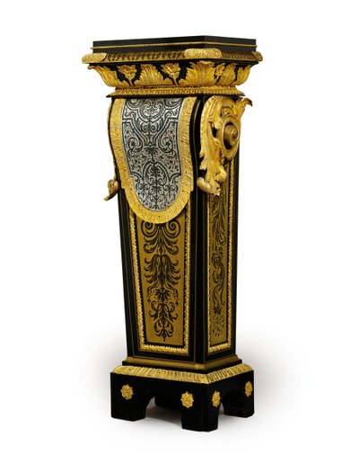 En av et par Louis XV-marquetry-sokler, muligens bestilt av Claude-Francois Julliot, ca. 1750-60 (ormolu-montert Boulle-tinn, innlagt horn i messing og skilpaddeskall) (se også 469020) av French School