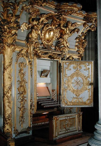 Orgel med døren åpen, i kapellet (forgylt metall og stukkatur) av French School