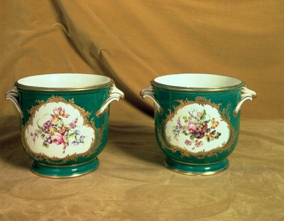 Et par Sevres iskjølere, fra Frederick V Service, 1758 (myk-pasta porselen) av French School