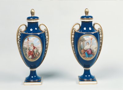 Et par Sevres-vaser dekorert med allegoriske figurer av rettferdighet og republikk (porselen) av French School