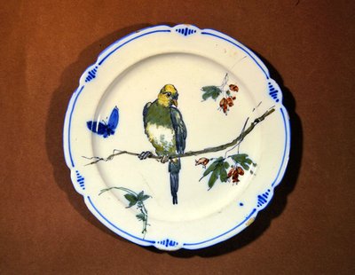 Tallerken dekorert med fugl, sommerfugl og blomster, Bourg-la-Reine-produksjon (fajanse) av French School