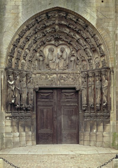 Portal og omkringliggende skulpturer med bibelske figurer og scener inkludert gravleggingen (bilde) av French School