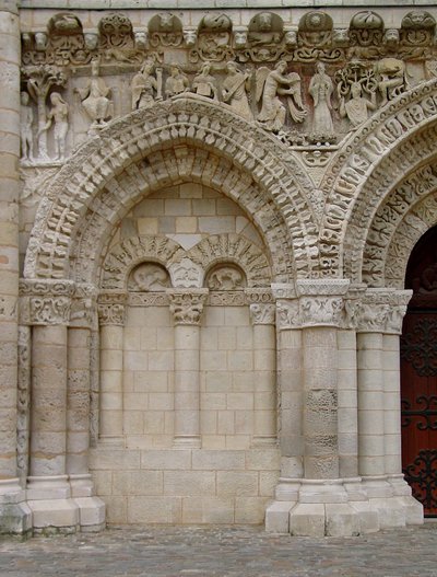 Portal fra Vestfasadene av French School