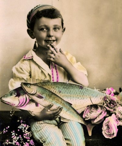 Portrett av en gutt som holder en fisk ca. 1898 av French School