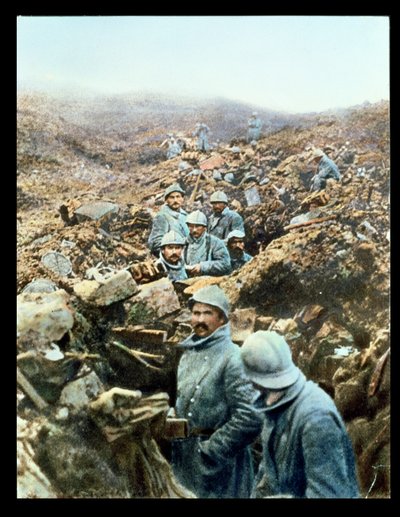 Postkort som viser franske soldater i skyttergravene, 1914-18 (farget bilde) av French School